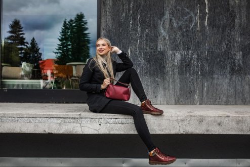 Kabelka a topánky. Musia mať rovnakú farbu?